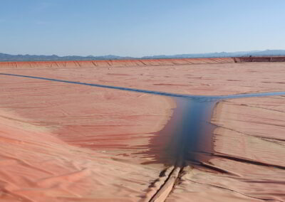 Cubierta flotante instalada en un embalse para el cubrimiento del agua y evitar la evaporación. Cubrimiento de balsas de purín.