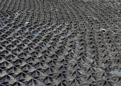 Cubierta de hexágonos instalada en un embalse. Cubrimiento de balsas de purín.