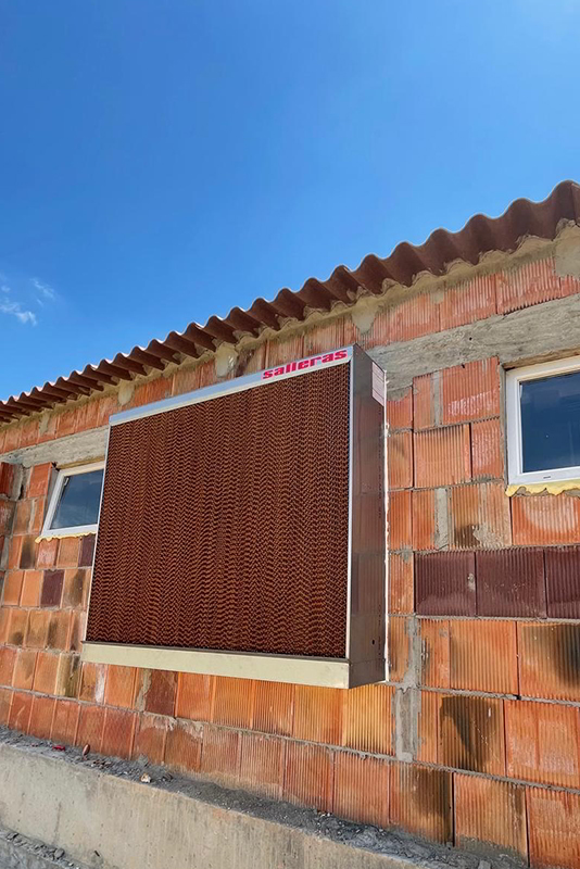 Humificador_instalado_en_una_granja Cooling instalado en una granja de cerdos para humedecer el interior de la nave.