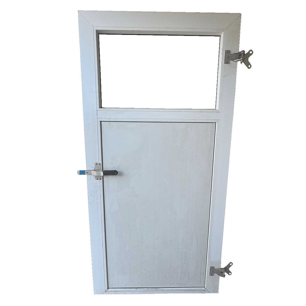 Puerta de PVC con bisagras inox con mirilla para ver el interior de la sala.