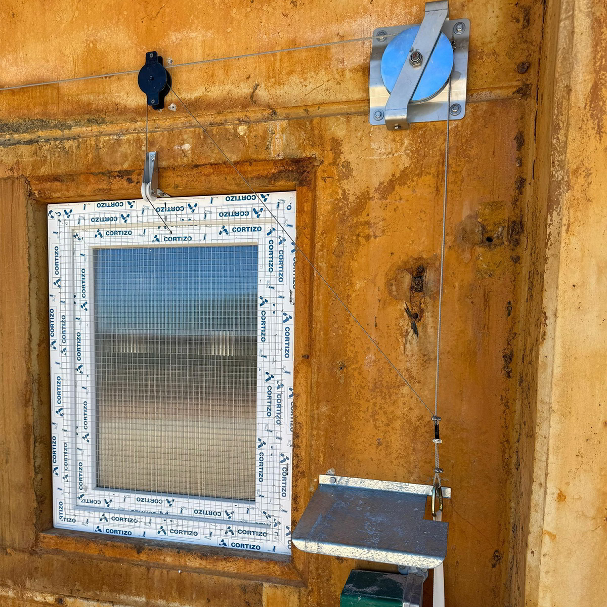 Ventana con tela pajarera de PVC.
