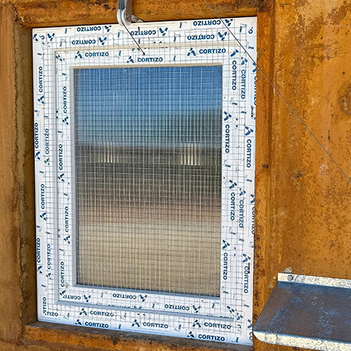 Ventana con tela pajarera de PVC.