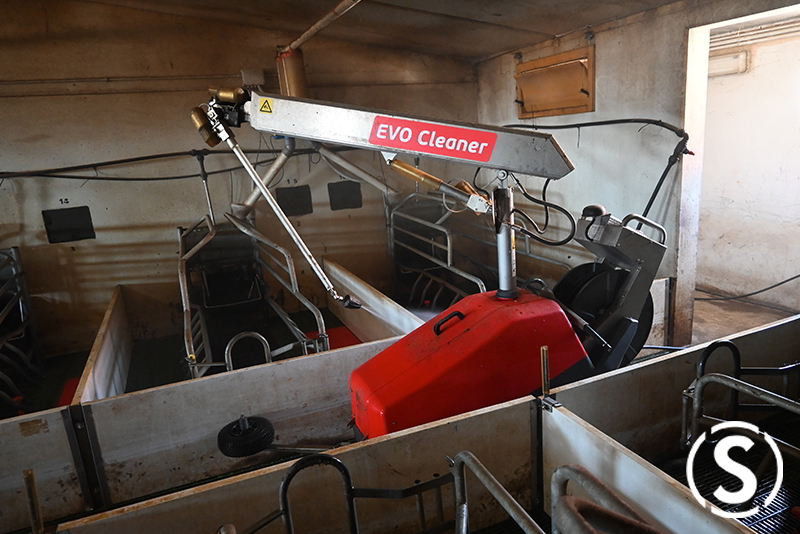 Caso de éxito de robot de lavado de granjas en España.