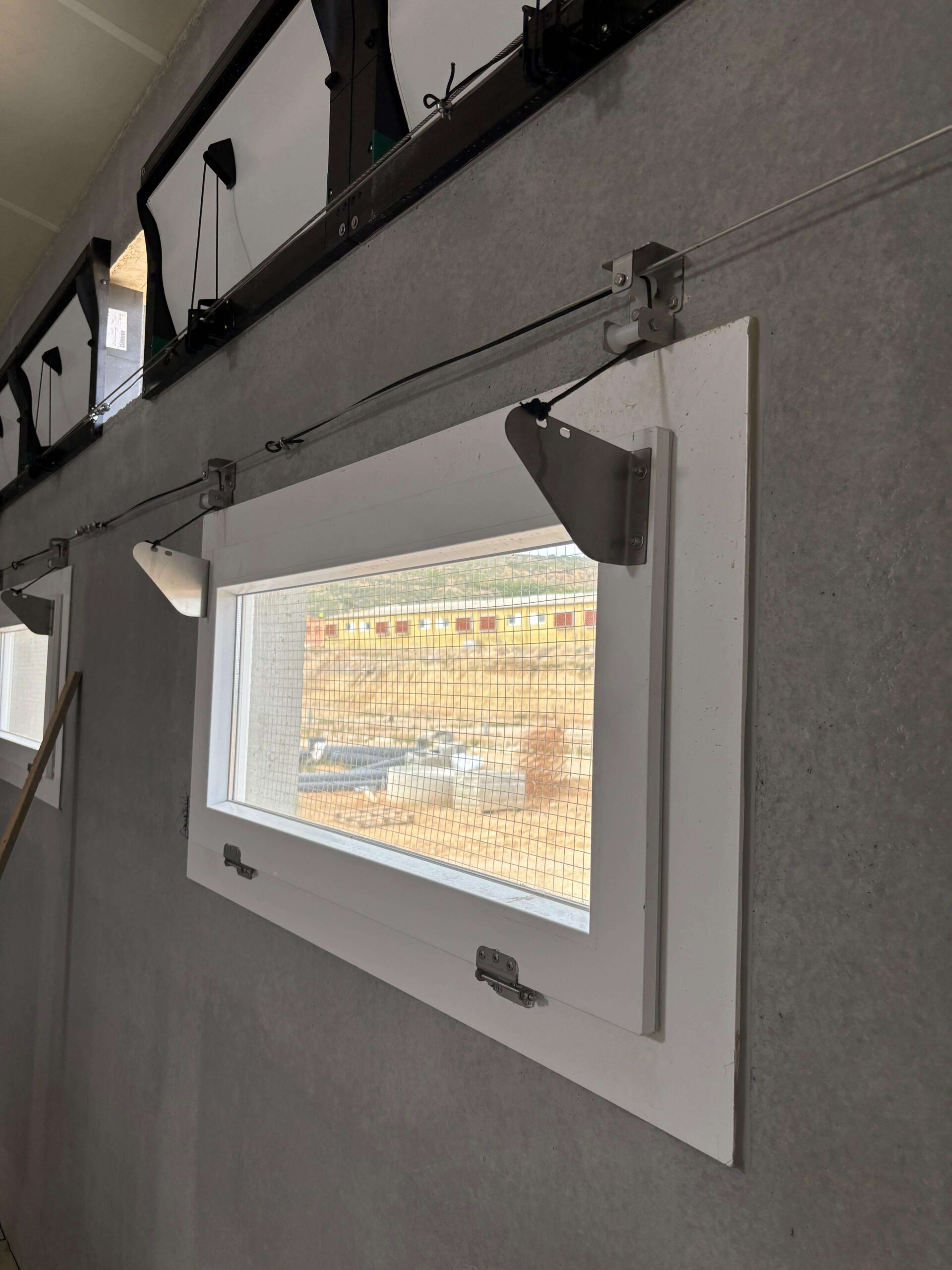 Ventanas de emergencia para ventilación en una explotación ganadera